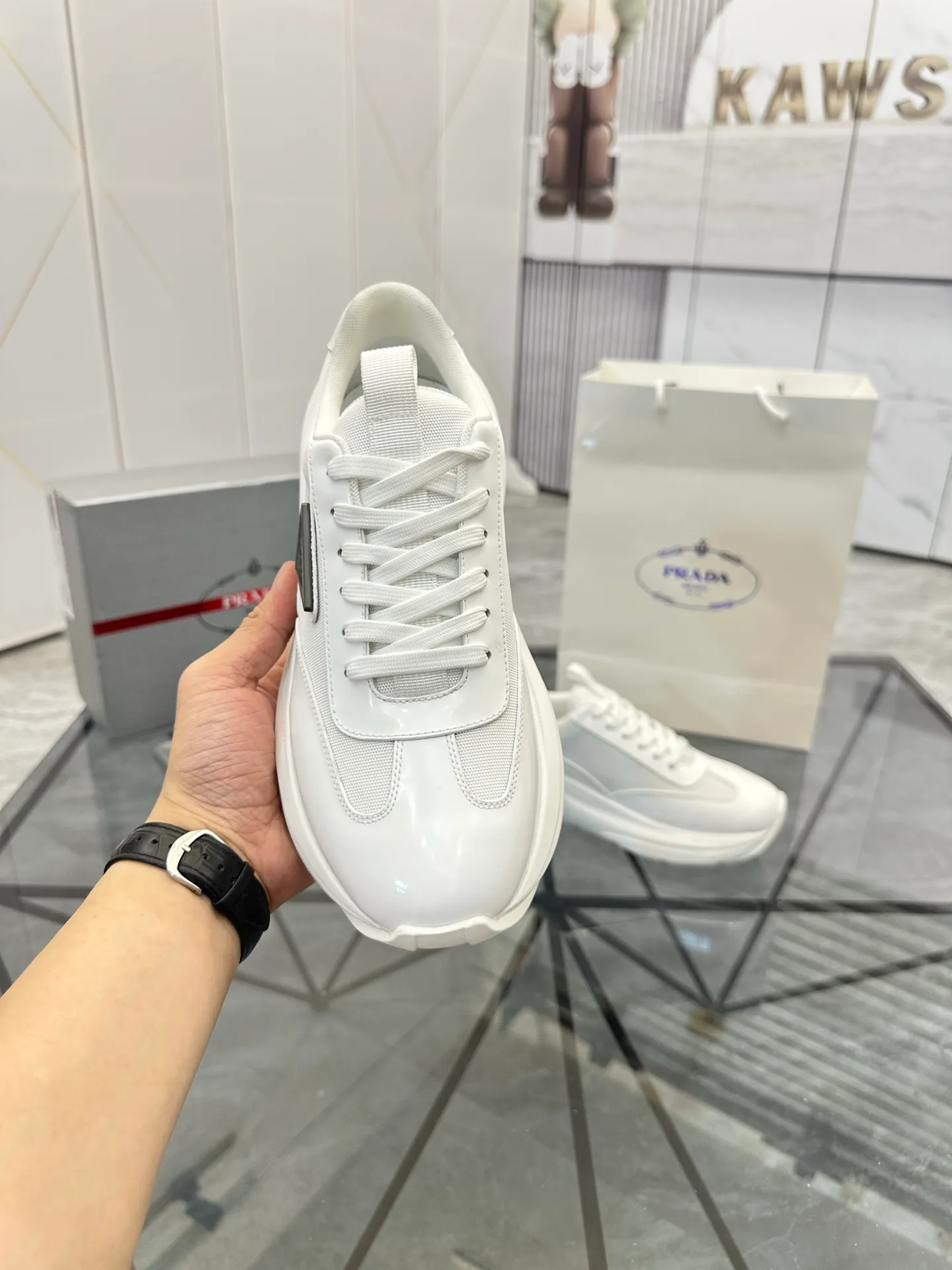Men's shoes: 💰P680¥ High-end top quality Product trademark: Prada *"Prada*" low-top casual shoes Regular size: 38-45 (can be customized to 46) Product materials: Upper imported cowhide spliced ​​with breathable mesh, breathable lining, cowhide foot pads, original ultra-light foam outsole. No.: 001